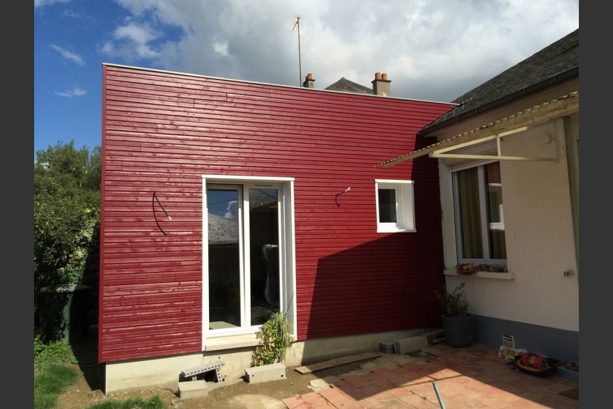 Extension bois cubique couleur rouge sang de buf sur ct de maison traditionnelle