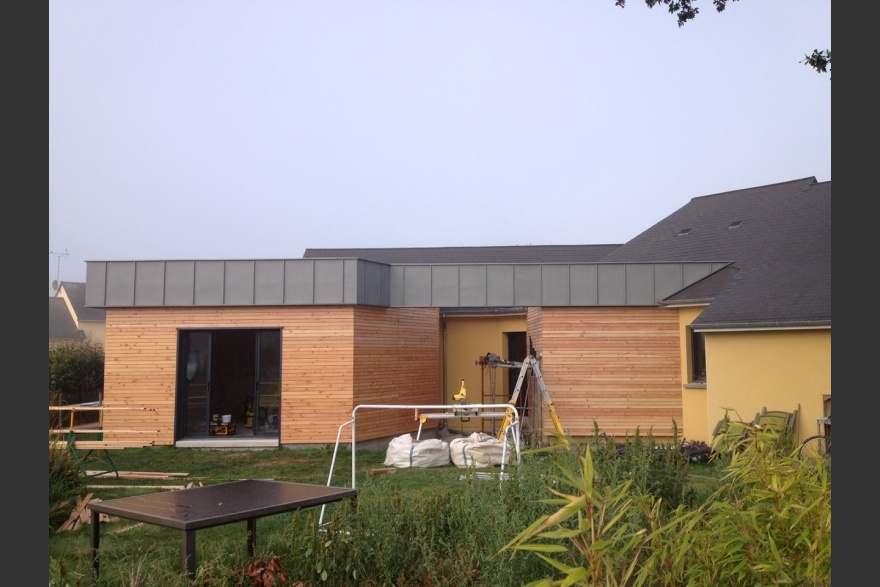 Extension cubique en bois et toiture zinc sur maison rcente