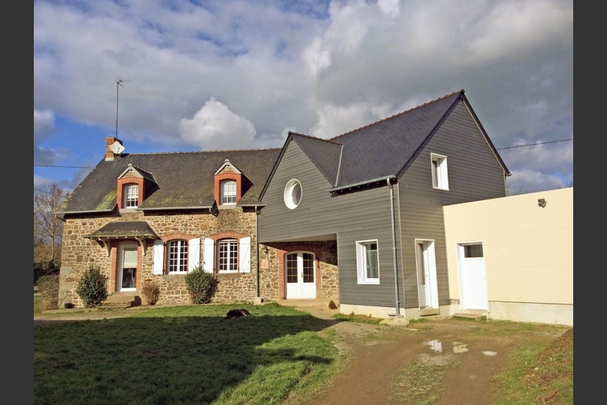 Extension bois sur maison ancienne en pierre en Mayenne (53)
