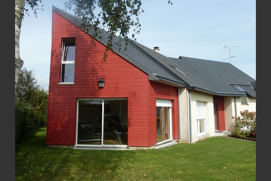 Extension bois couleur rouge sang de buf sur maison traditionnelle en Mayenne (53)