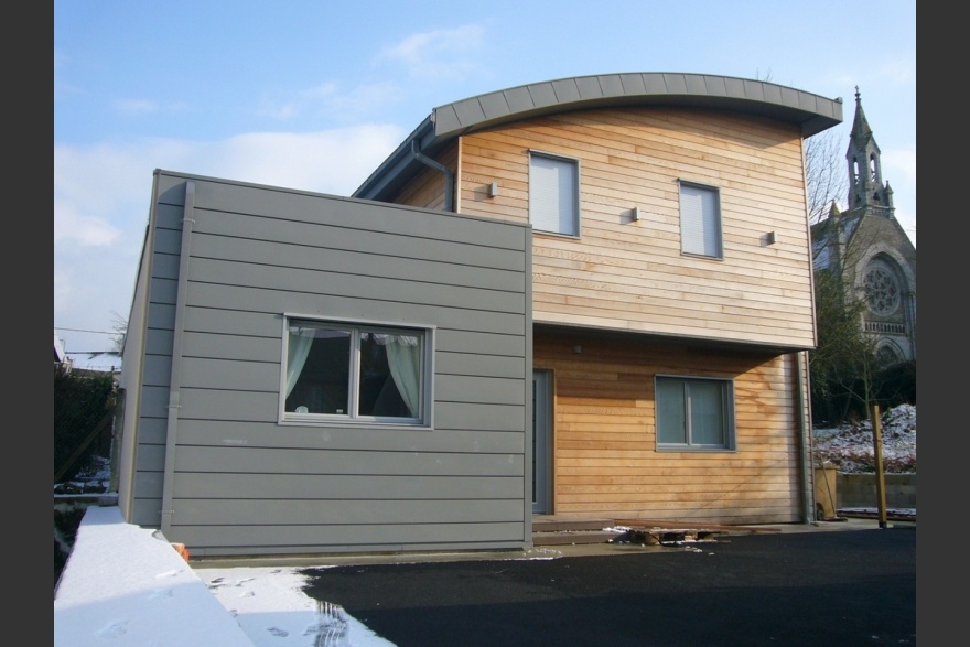 Maison bois toit courbe avec extension zinc en Mayenne (53)