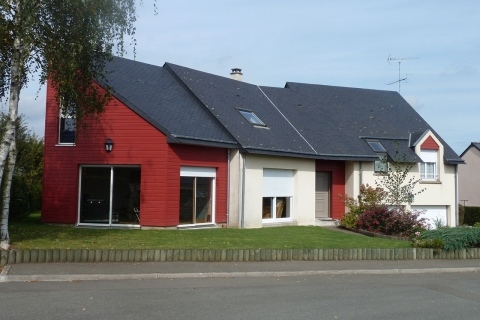 Extension bois couleur rouge sang de buf sur maison traditionnelle en Mayenne (53)
