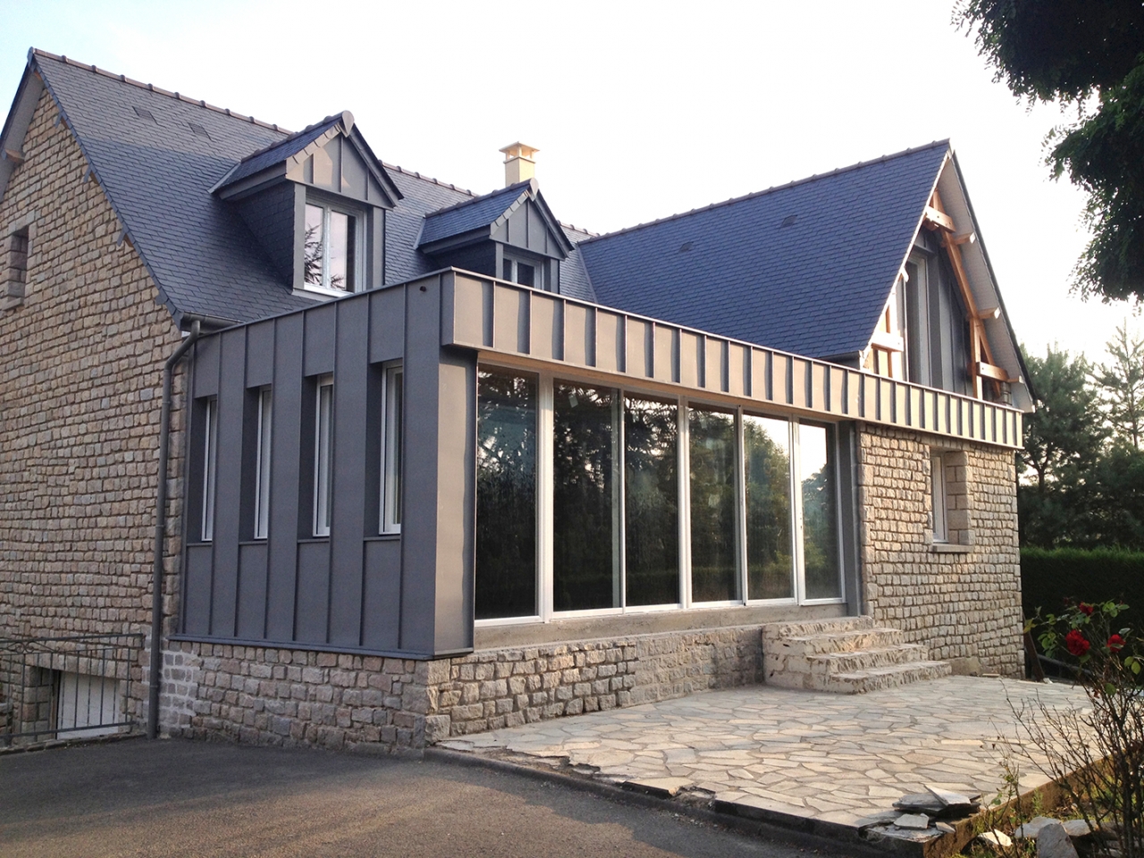 Extension bois d'une longère en pierres - Campagne - Terrasse en