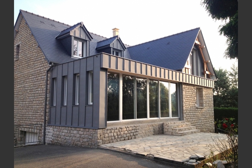 Extension cubique en bois sur maison traditionnelle en pierre