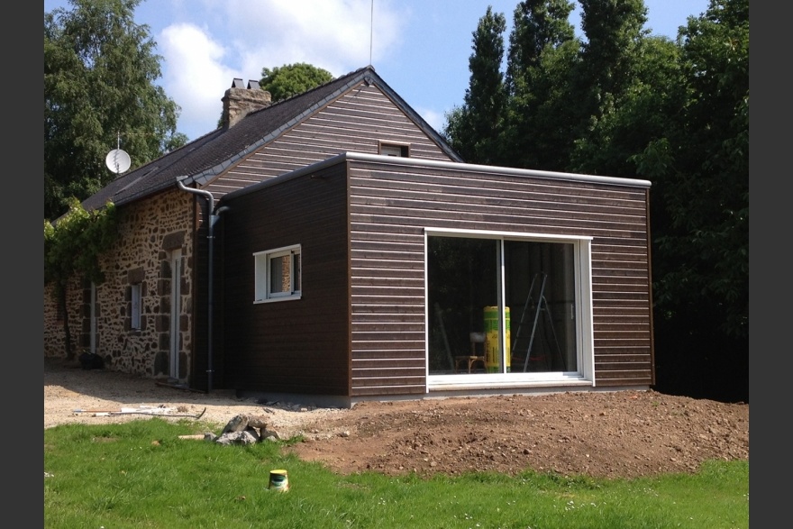 Extension bois cubique et isolation façade sur maison en pierre