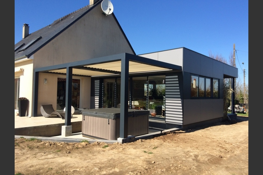 Extension contemporaine cubique en bois avec pergola