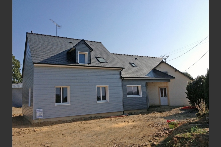 Extension bois couleur gris perle sur maison traditionnelle en Mayenne (53)