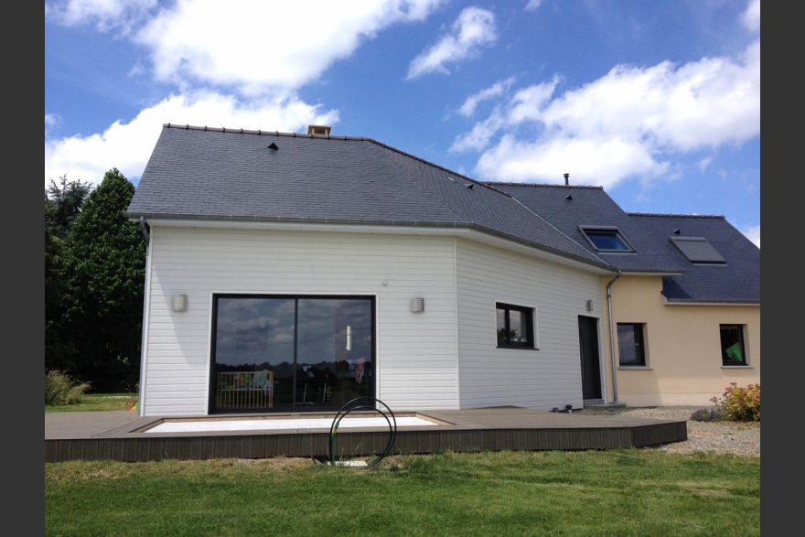 Extension bois couleur blanche avec terrasse bois en Mayenne (53)