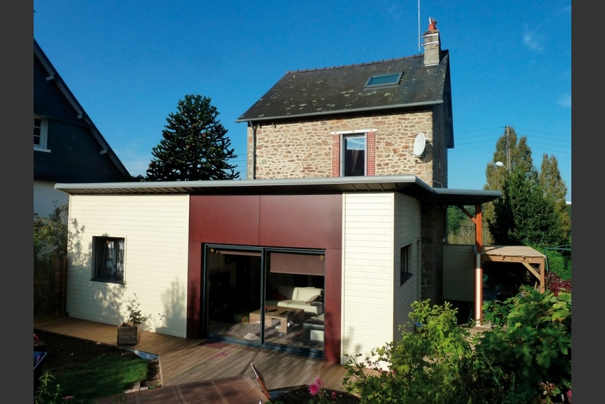 Extension bois moderne bicolore sur maison en pierre en Mayenne (53)