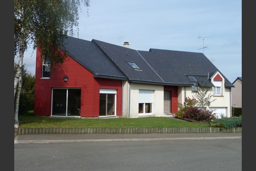 Extension bois couleur rouge sang de buf sur maison traditionnelle en Mayenne (53)