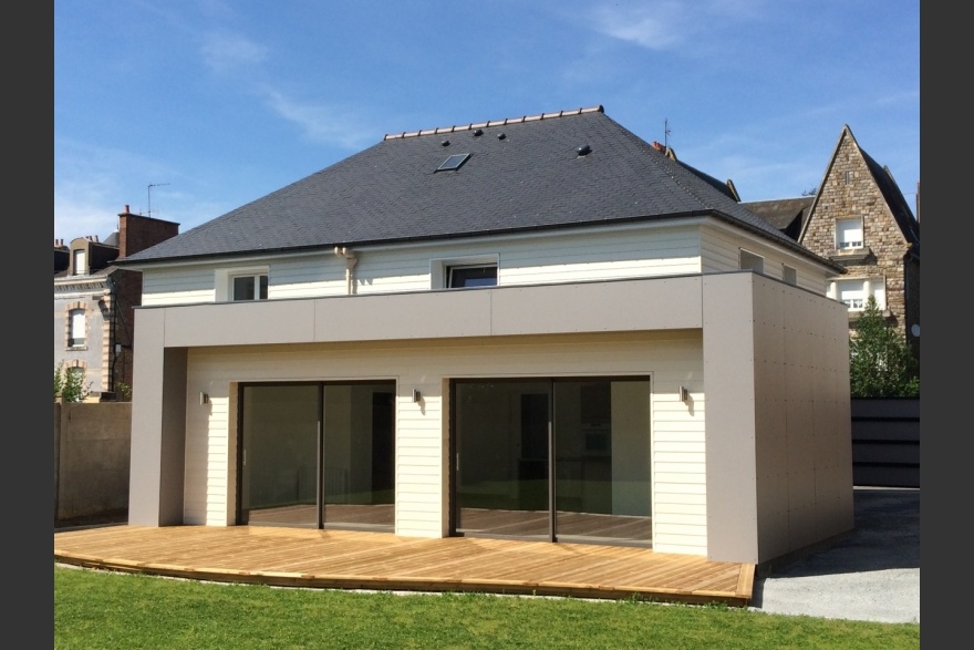 Extension bois bicolore avec terrasse bois sur jardin en Mayenne (53)