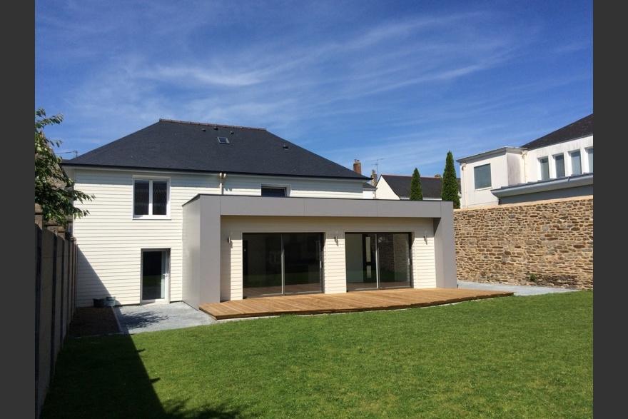 Extension bois bicolore avec terrasse bois sur jardin en Mayenne (53)