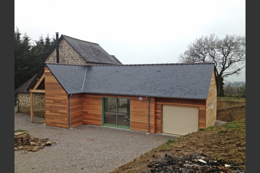 Extension bois couleur bois avec garage sur maison en pierre en Mayenne (53)