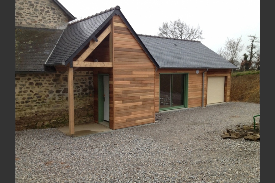 Extension bois couleur bois avec garage sur maison en pierre en Mayenne (53)