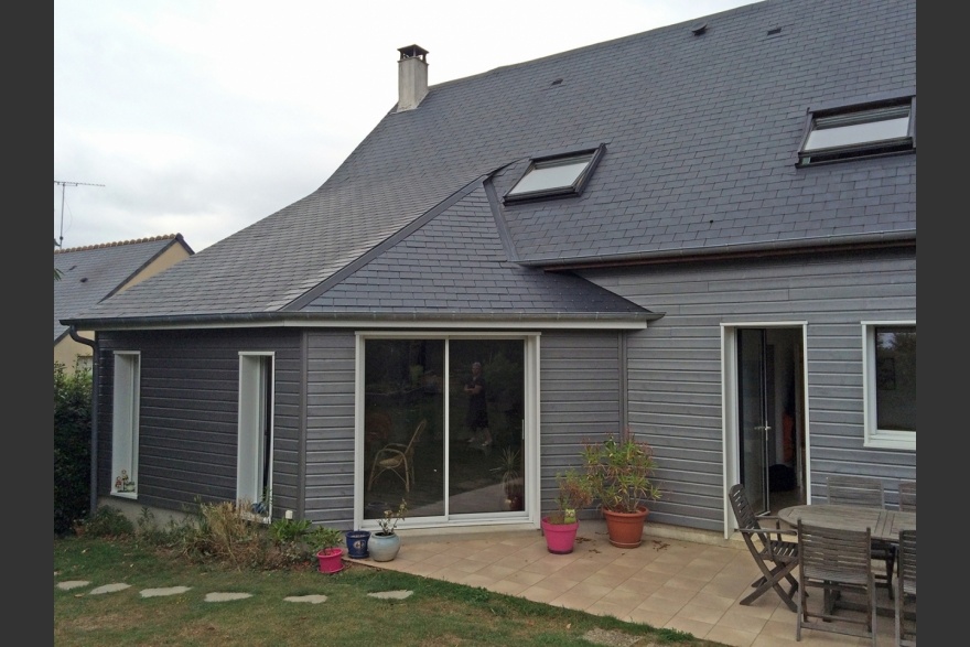 Extension bois couleur grise donnant sur jardin et terrasse en Mayenne (53)