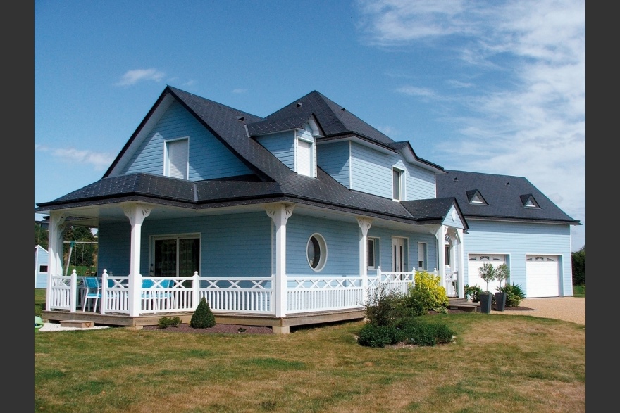 Maison bois bleu style Louisiane en Mayenne (53)