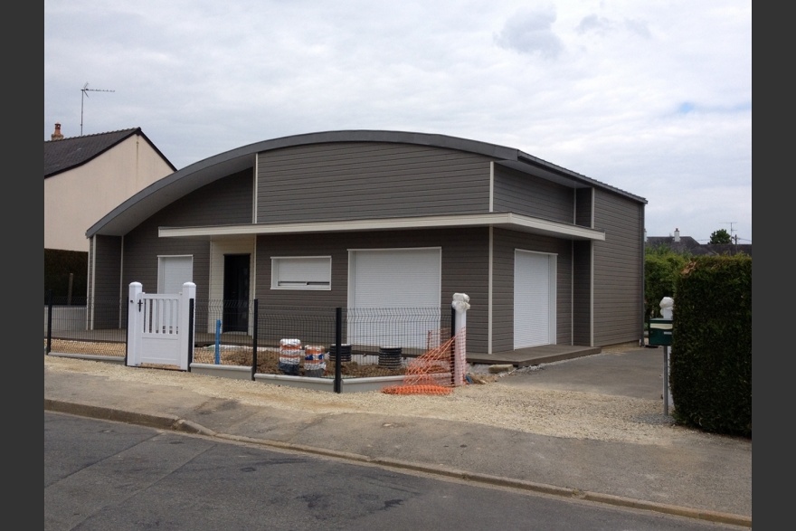 Maison bois grise toit courbe en Mayenne (53)