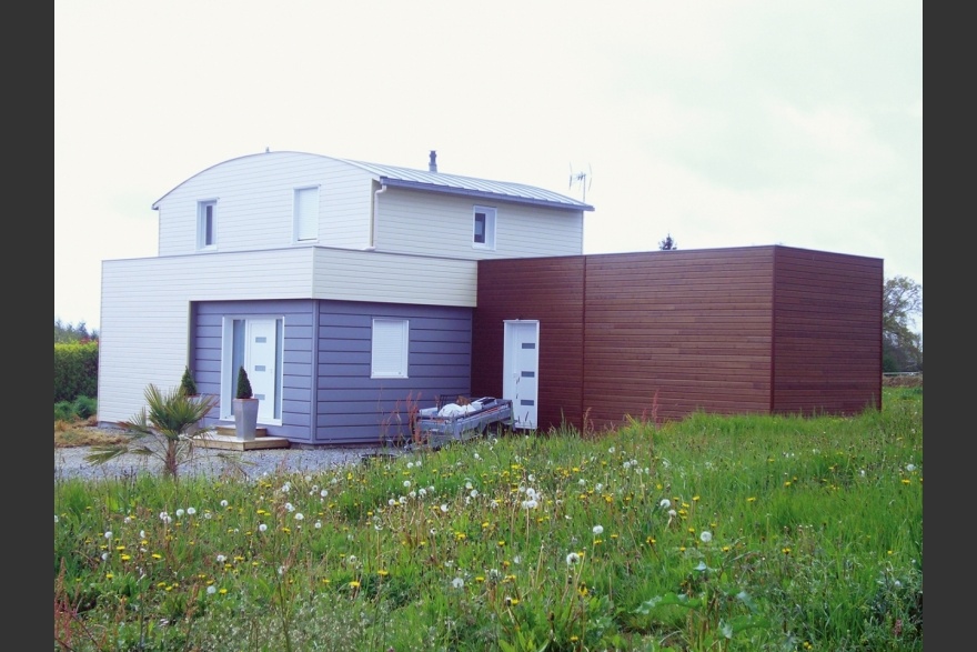 Maison bois toit courbe avec extension cubique en Mayenne (53)