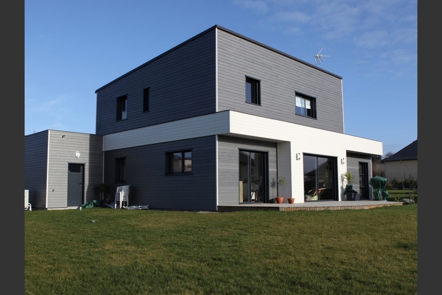 Maison bois contemporaine bicolore avec terrasse sur jardin en Mayenne (53)