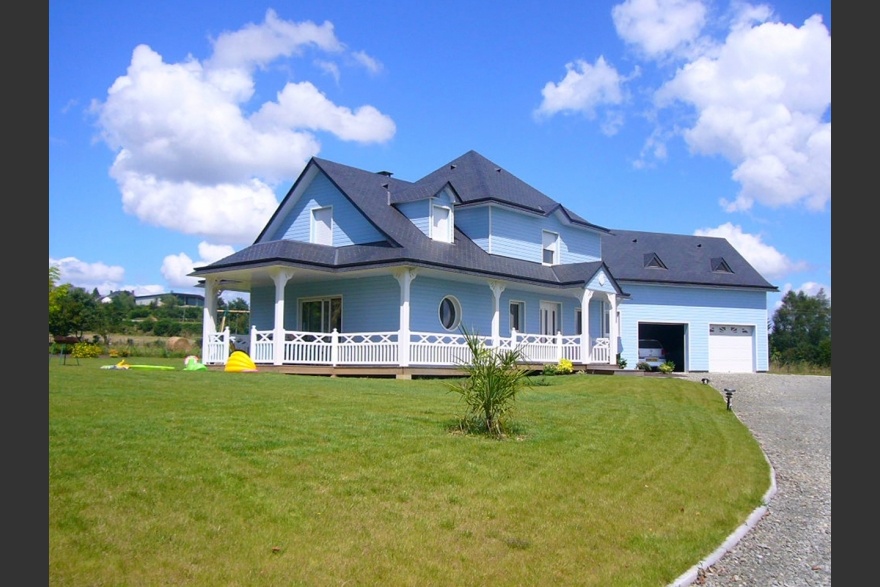 Maison bois bleu style Louisiane en Mayenne (53)