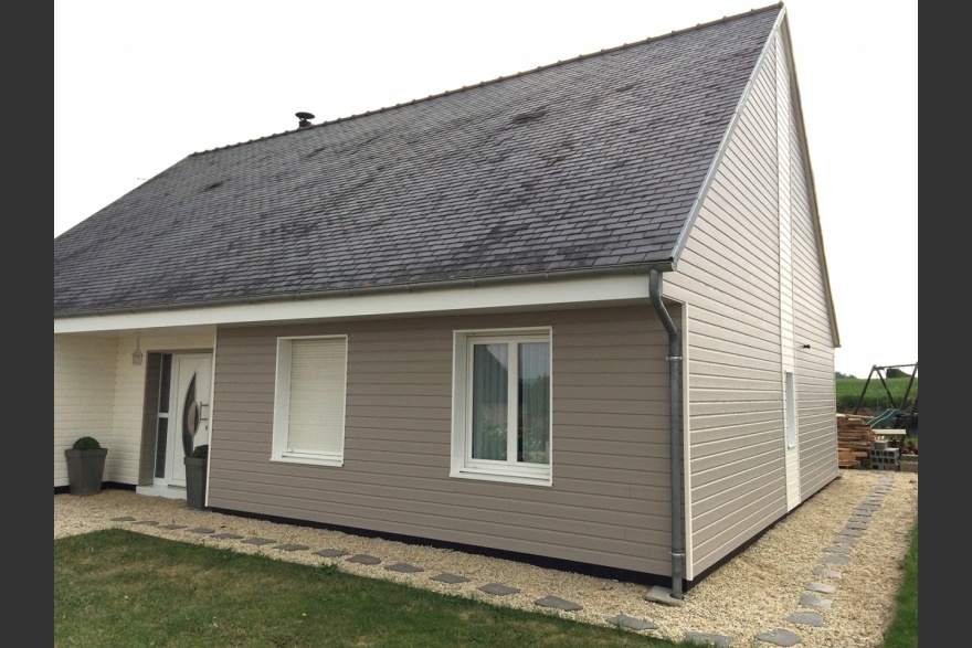 Maison bois traditionnelle bicolore en Mayenne (53)