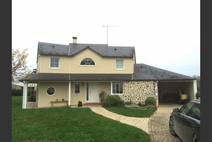 Maison bois et pierre traditionnelle en Mayenne (53)