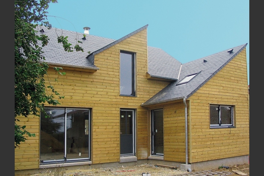 Maison bois traditionnelle aspect bois en Mayenne