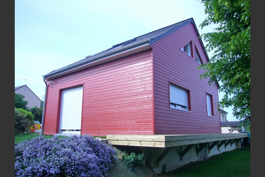 Maison bois traditionnelle couleur rouge sang de bœuf en Mayenne (53)