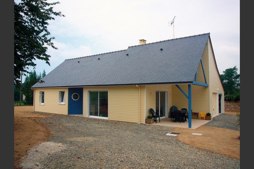 Maison bois traditionnelle bicolore avec terrasse couverte en Mayenne (53)