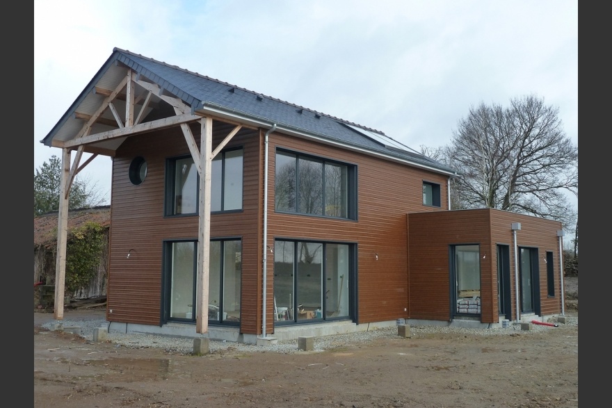 Maison bois traditionnelle couleur bois en Mayenne (53)