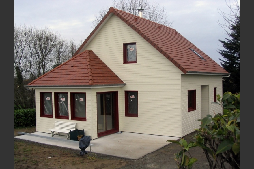 Maison bois traditionnelle avec vranda sur terrasse en Mayenne (53)