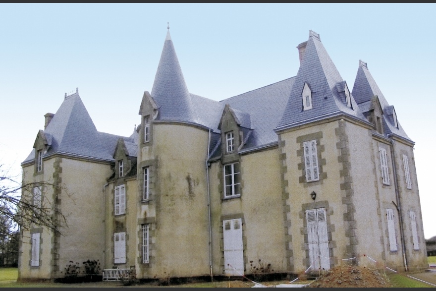 Couverture d'une des touCouverture d'un chateau en Mayenne (53)