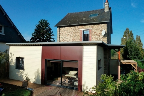 Extension bois moderne bicolore sur maison en pierre en Mayenne (53)