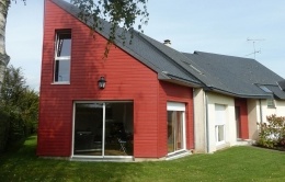 Extension bois couleur rouge sang de buf sur maison traditionnelle en Mayenne (53)