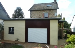 Extension bois moderne bicolore sur maison en pierre en Mayenne (53)