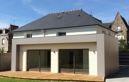 Extension bois bicolore avec terrasse bois sur jardin en Mayenne (53)