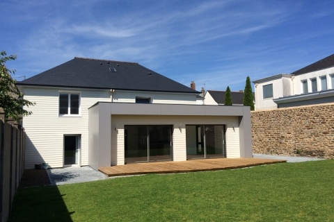 Extension bois bicolore avec terrasse bois sur jardin en Mayenne (53)