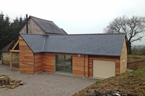 Extension bois couleur bois avec garage sur maison en pierre en Mayenne (53)