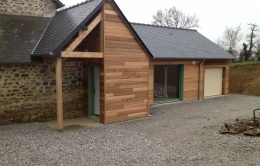 Extension bois couleur bois avec garage sur maison en pierre en Mayenne (53)