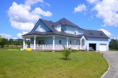 Maison bois bleu style Louisiane en Mayenne (53)